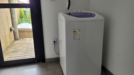 Área de serviço com maquina de lavar roupas