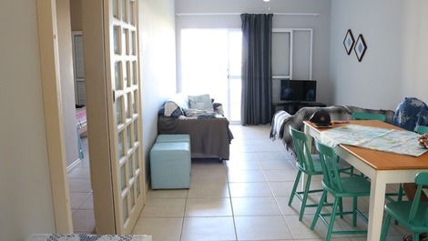 Sala de estar e jantar com sacada