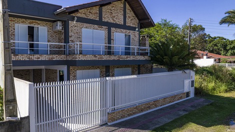 House with Pool in Mariscal - Bombinhas