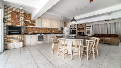 House with Pool in Mariscal - Bombinhas