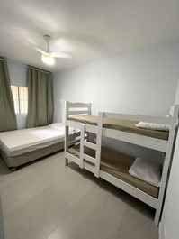 Quarto com cama de casal e beliche