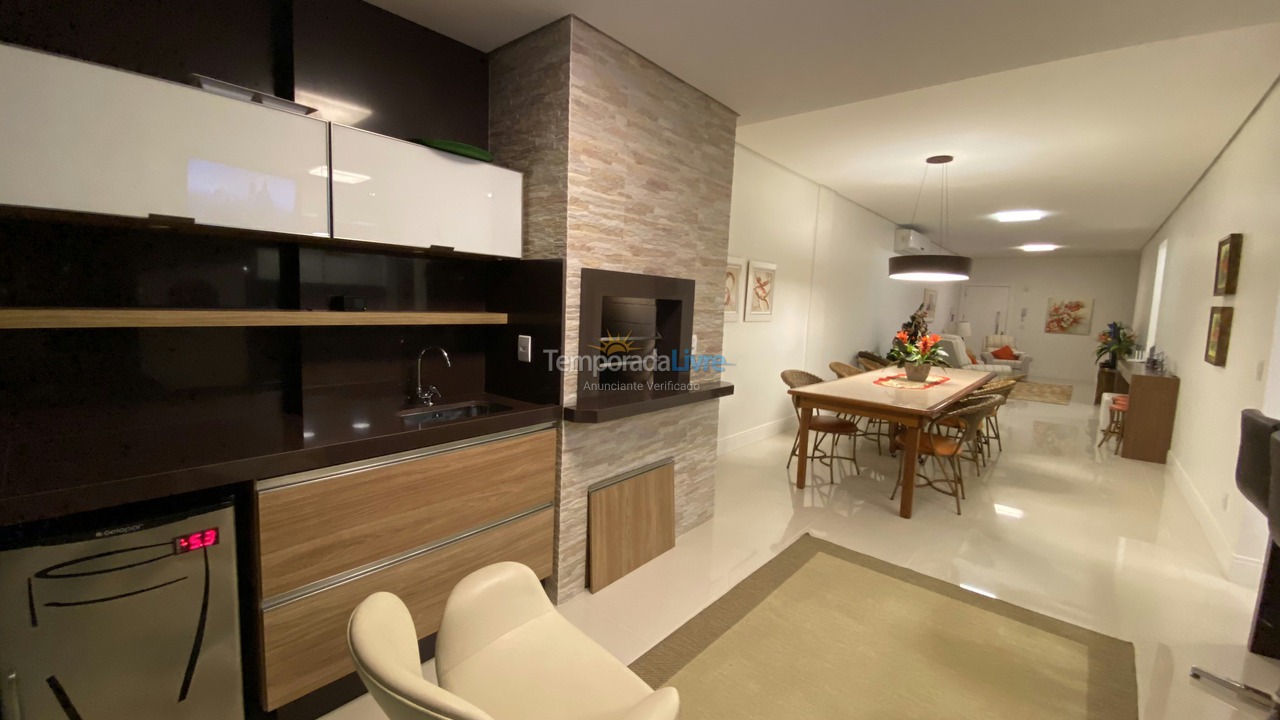 Apartamento para aluguel de temporada em Governador Celso Ramos (Praia de Palmas)