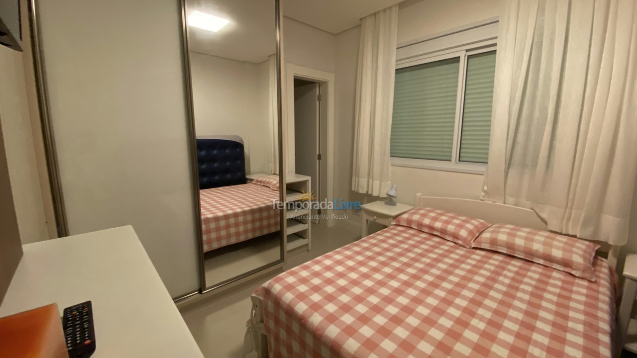 Apartamento para aluguel de temporada em Governador Celso Ramos (Praia de Palmas)