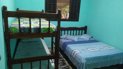 Essa cama não está mais no quarto, são 2 beliches e 1 cama de solteiro 