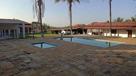 Chácara Super espaçosa com piscina, churrasqueira, wi-fi