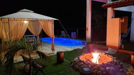 Um banho de piscina a noite 