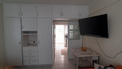 Kitnet no coração do Gonzaga, em frente da Praia com vista lateral.