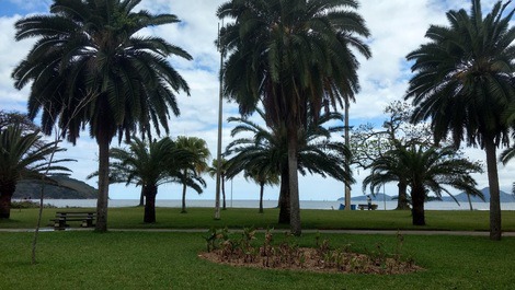 Kitnet no coração do Gonzaga, em frente da Praia com vista lateral.