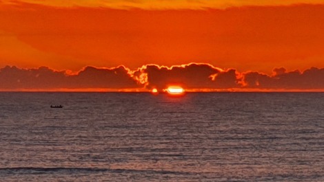 Parece montagem mas é nosso nascer do sol!