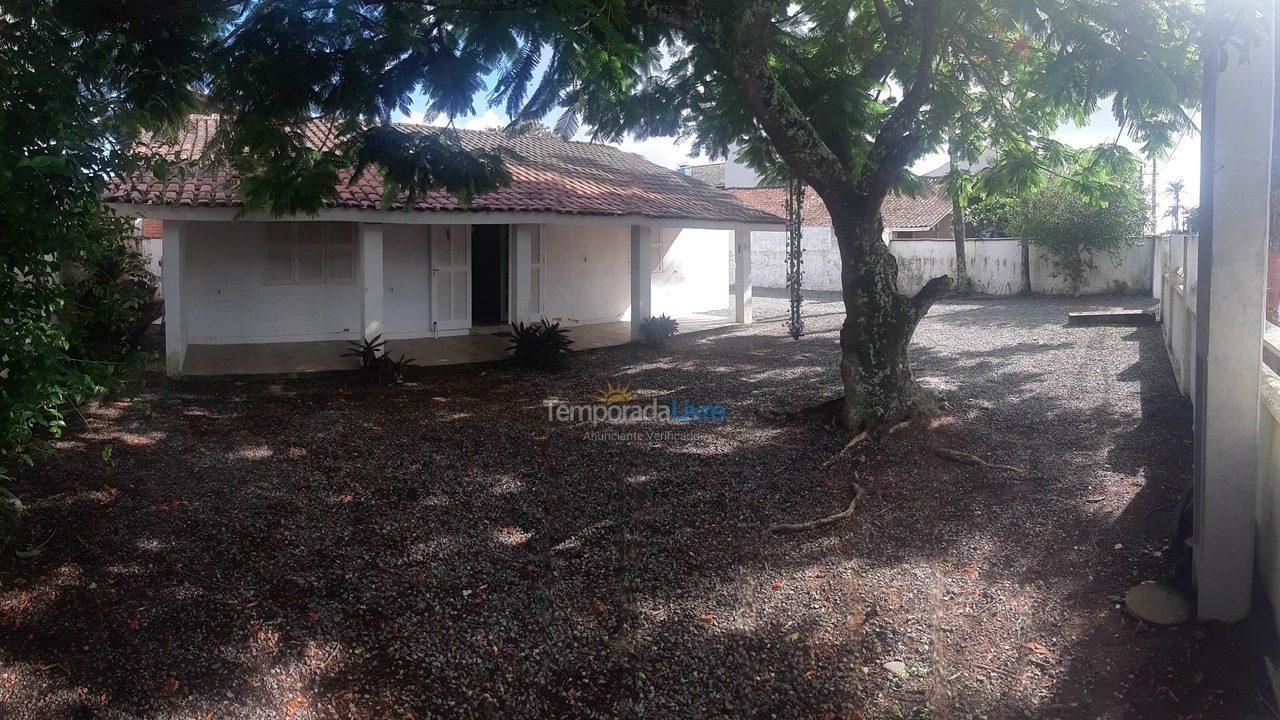 Casa para aluguel de temporada em São Francisco do Sul (Ubatuba)
