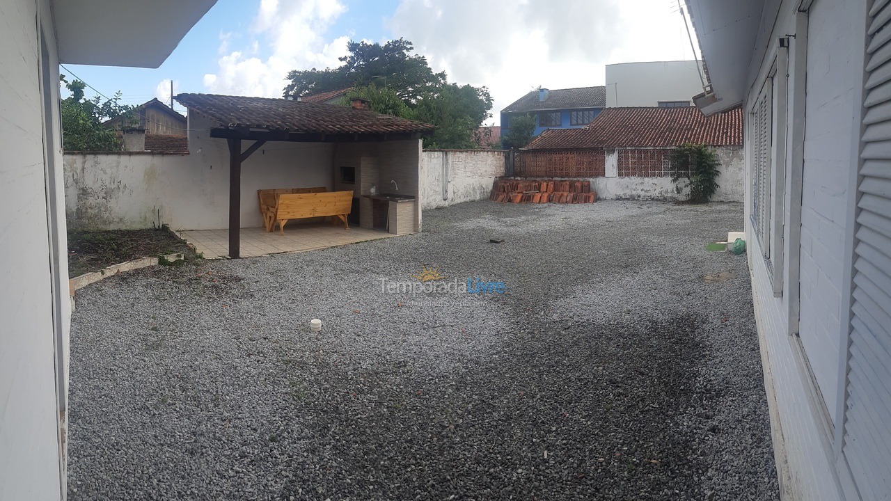 Casa para aluguel de temporada em São Francisco do Sul (Ubatuba)