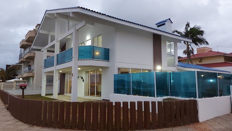 Townhouse with pool facing the sea/Ubatuba/season and holidays