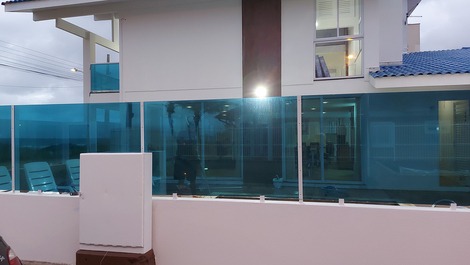 Townhouse with pool facing the sea/Ubatuba/season and holidays