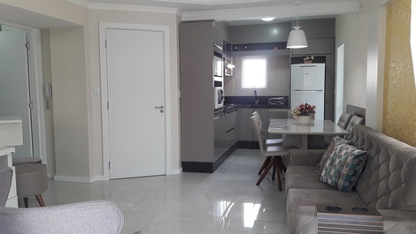 Hermoso apartamento con 03 habitaciones en Meia Praia - Itapema / SC