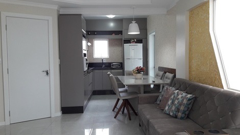 Hermoso apartamento con 03 habitaciones en Meia Praia - Itapema / SC
