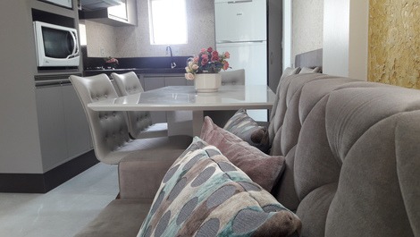 Hermoso apartamento con 03 habitaciones en Meia Praia - Itapema / SC