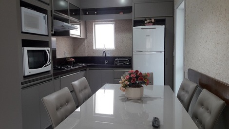 Hermoso apartamento con 03 habitaciones en Meia Praia - Itapema / SC