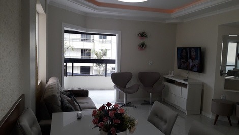 Hermoso apartamento con 03 habitaciones en Meia Praia - Itapema / SC