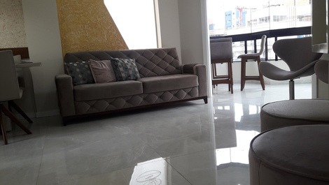 Hermoso apartamento con 03 habitaciones en Meia Praia - Itapema / SC