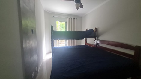 Dormitorio com beliche, cama de casal e armario embutido