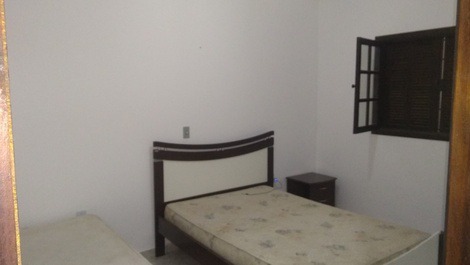 Quarto 1 cama casal e 1 de solteiro, e suite.