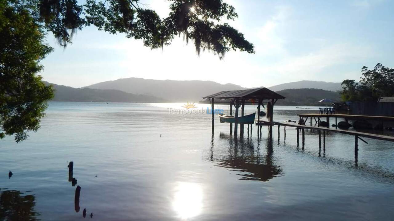 Casa para alquiler de vacaciones em Imaruí (Praia Vermelha)