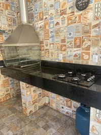 Área da churrasqueira e fogão cooktop 