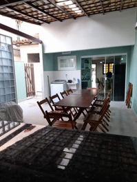 Panorâmica a partir do balcão da churrasqueira. ao fundo a charmosa lavanderia. a esquerda entrada a