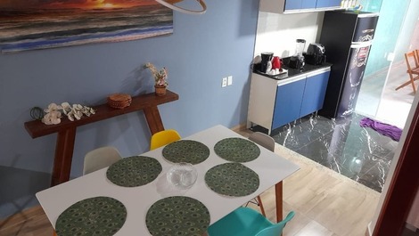 Lindo ângulo mostrando decoração da sala de jantar! geladeira plotada ao fundo.