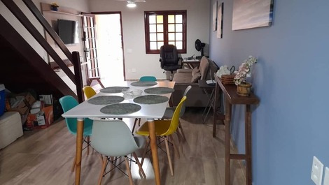 Home office, estar e jantar vistos da cozinha.