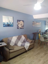 Destaque para o sofá que se transforma em cama casal! ao fundo sala de jantar.