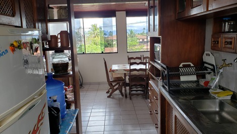 Cozinha completa com móveis e equipamentos 