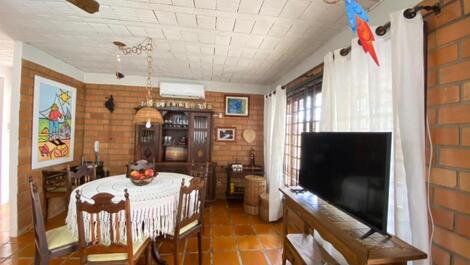 House with 05 bedrooms 100 meters from Morrinhos Beach