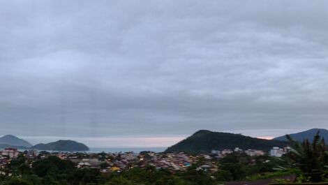 Vista panorâmica da praia do pereque açu!!