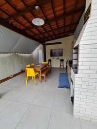 Area gourmet com banheiro e toldos