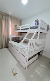 Quarto triliche casal com ar no terreo