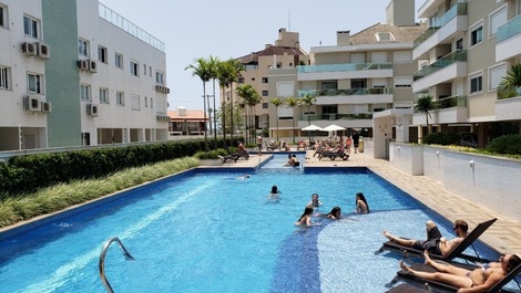 Apartamento 2 dormitórios, piscina, quadra de esportes 50 metros praia