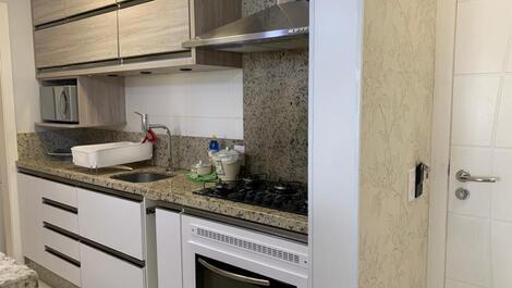 Apartamento 2 dormitórios, piscina, quadra de esportes 50 metros praia