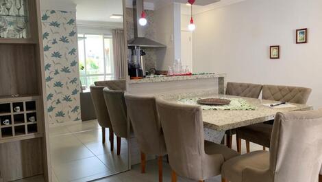 Apartamento 2 dormitórios, piscina, quadra de esportes 50 metros praia