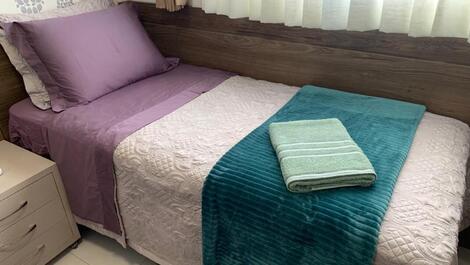 Apartamento 2 dormitórios, piscina, quadra de esportes 50 metros praia