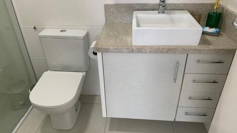 Apartamento 2 dormitórios, piscina, quadra de esportes 50 metros praia