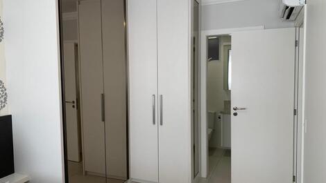 Apartamento 2 dormitórios, piscina, quadra de esportes 50 metros praia