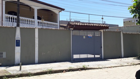 Fachada com muros altos e concertina em volta.de.toda casa.