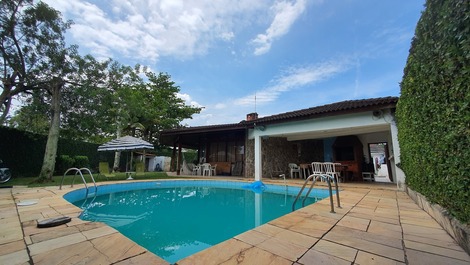 Casa para aluguel temporada no Guarujá "Acordando com os pássaros"