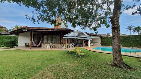 Casa para aluguel temporada no Guarujá "Acordando com os pássaros"