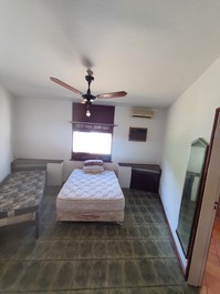 Casa para aluguel temporada no Guarujá "Acordando com os pássaros"