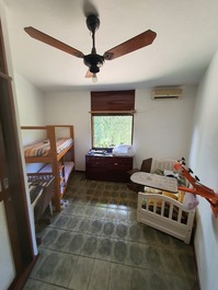 Casa para aluguel temporada no Guarujá "Acordando com os pássaros"