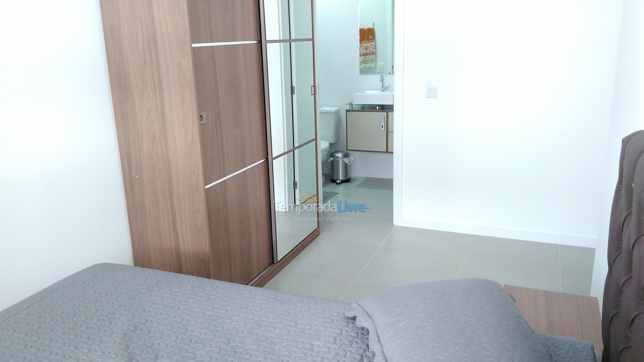 Apartamento para aluguel de temporada em Governador Celso Ramos (Praia de Palmas)