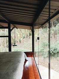 O quarto tudo de vidro (com cortinas)