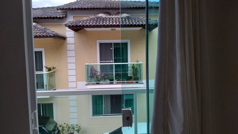 Vista do quarto suíte e frente casa.